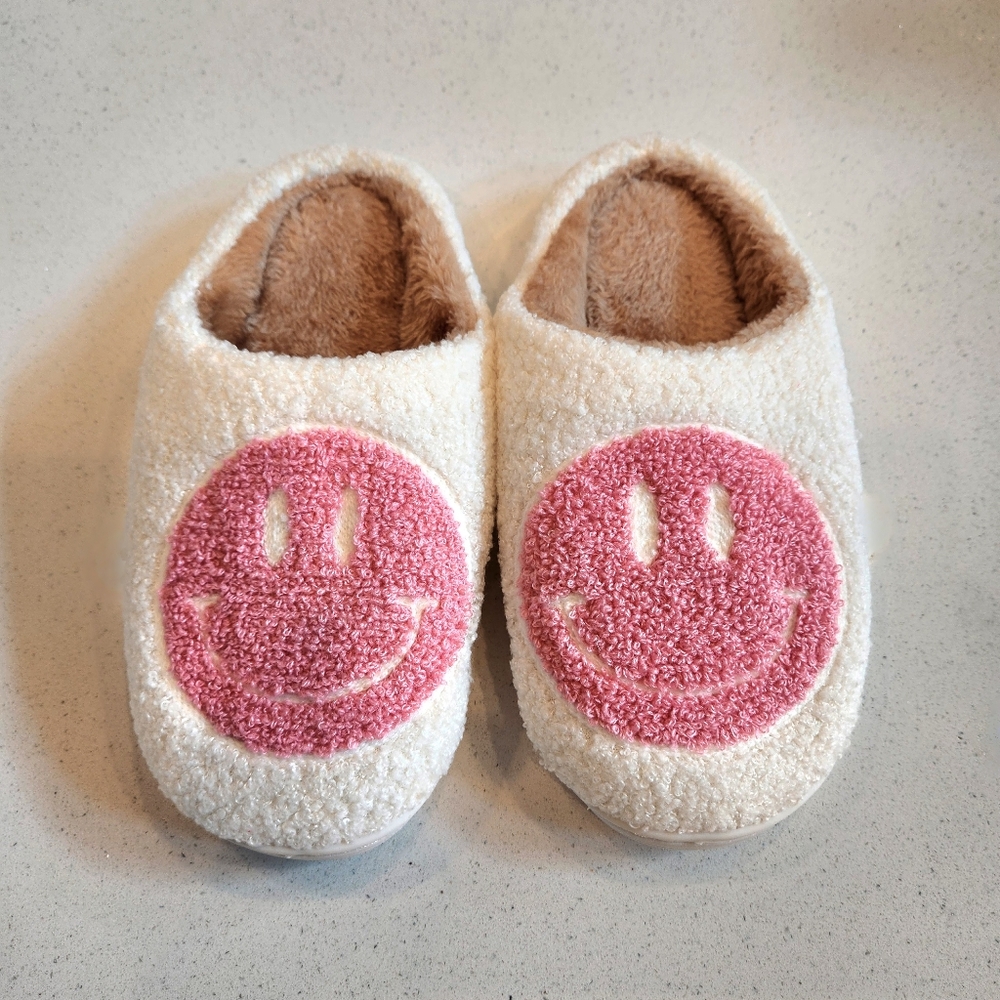 Smiley Face Slippers Plush Slip-ons 6.5 - 7.5